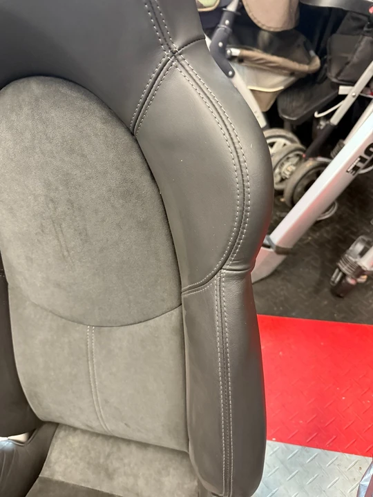 2005 Parts & Memorabilia Seats & Interior - Image 5 of 16