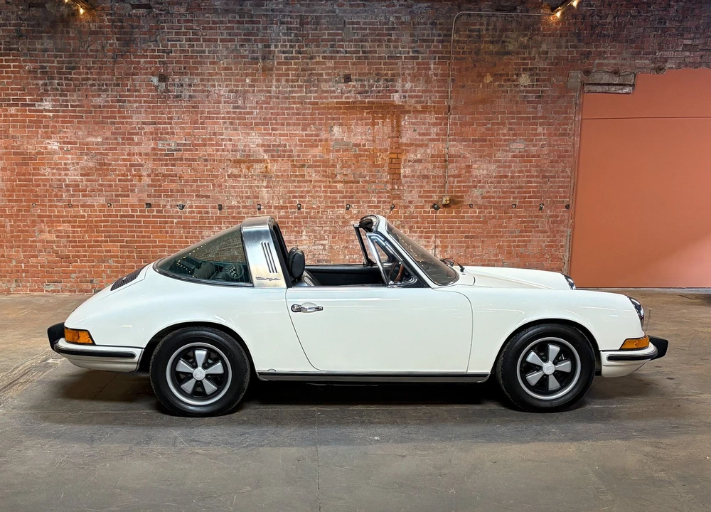2015 Porsche 911 T F-Body LWB - Image 2 of 4