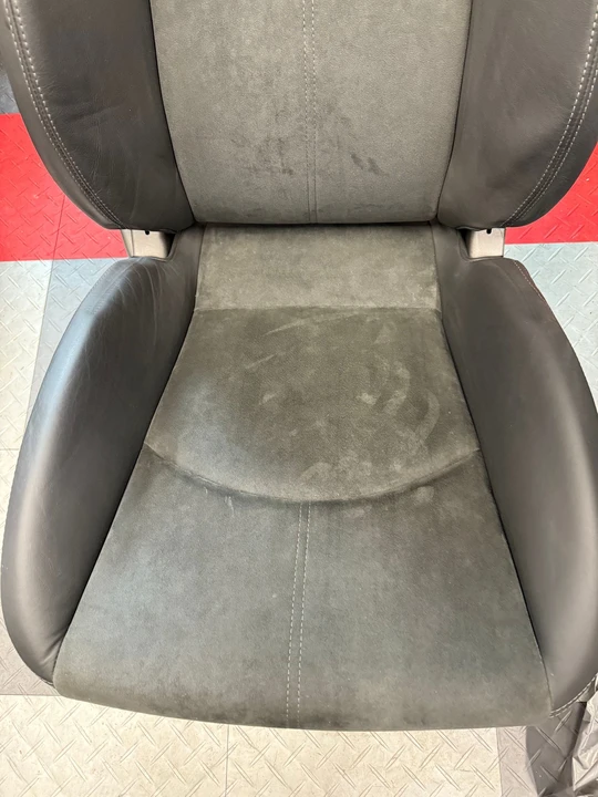 2004 Parts & Memorabilia Seats & Interior - Image 2 of 15