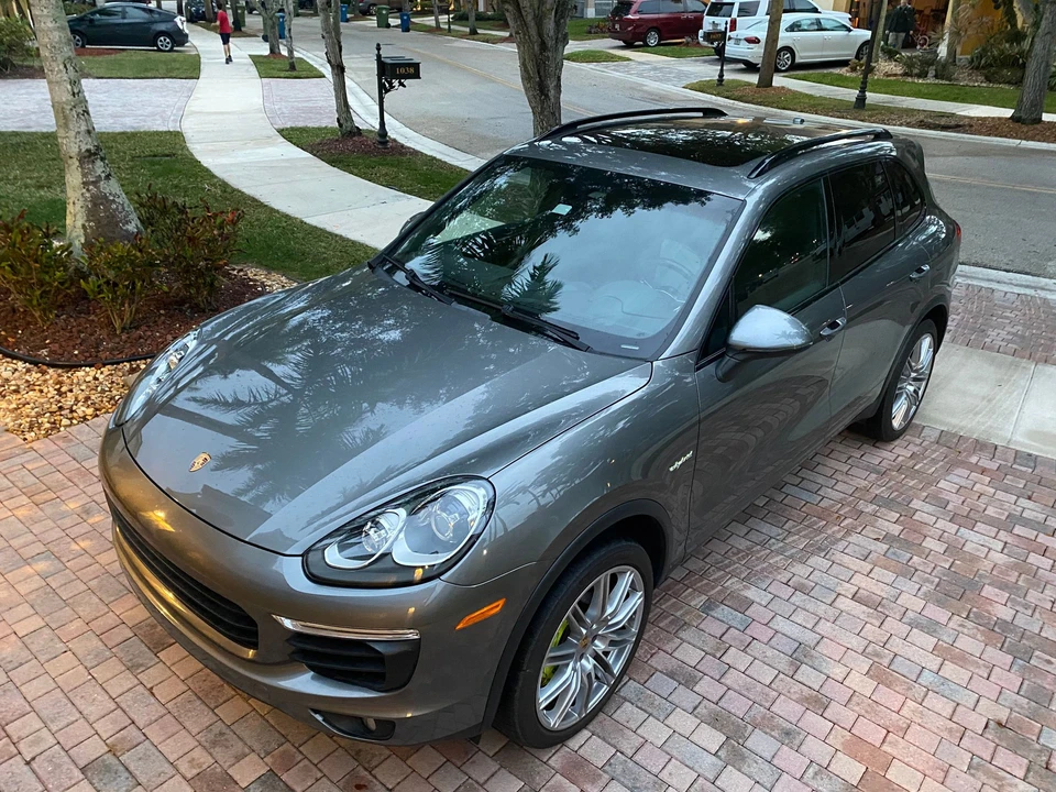2016 Porsche 958 Cayenne S - Image 2 of 10