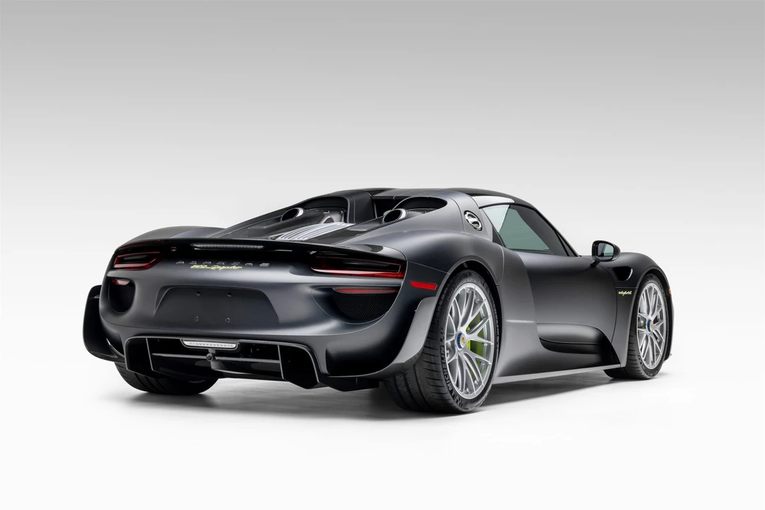 2015 Porsche 918 Spyder - Image 17 of 31