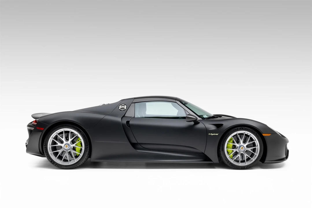 2015 Porsche 918 Spyder - Image 13 of 31