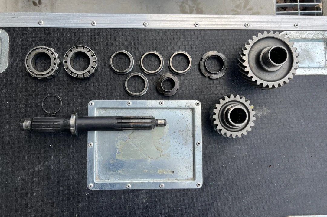 Parts & Memorabilia Gearboxes - Image 4 of 4