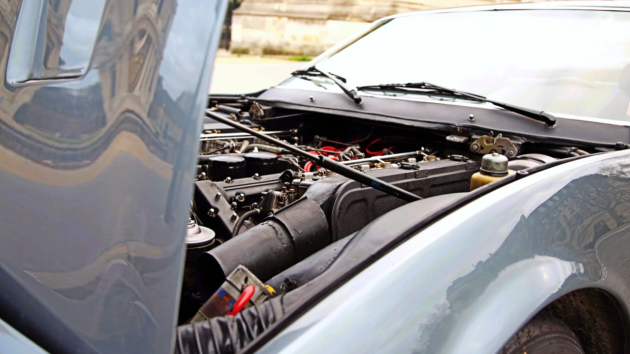 Ferrari 365 GTC/4 - Image 16 of 30