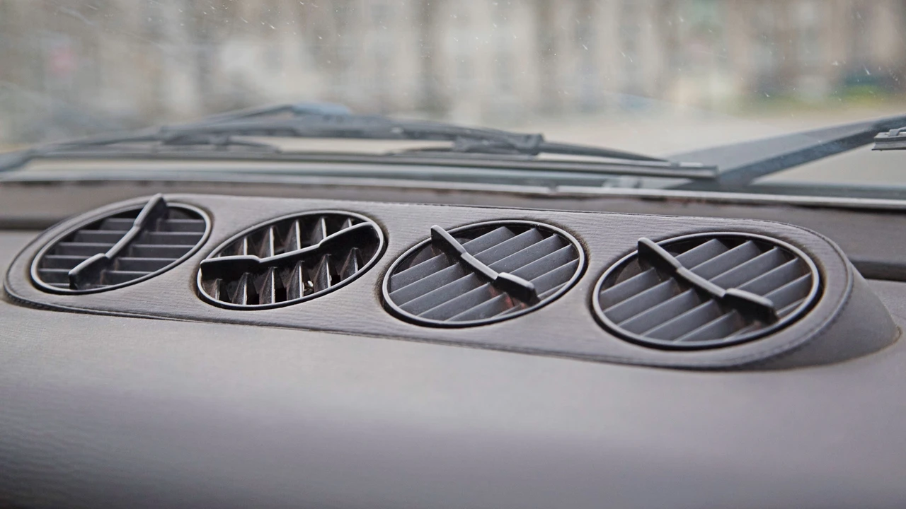 Ferrari 365 GTC/4 - Image 25 of 30