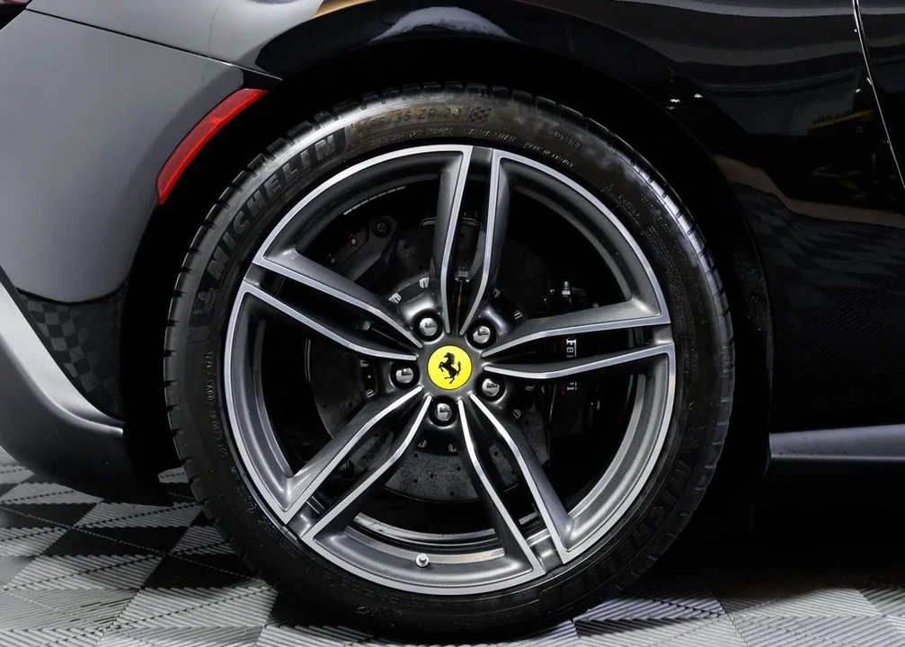 2025 Ferrari Roma Spider - Image 11 of 31