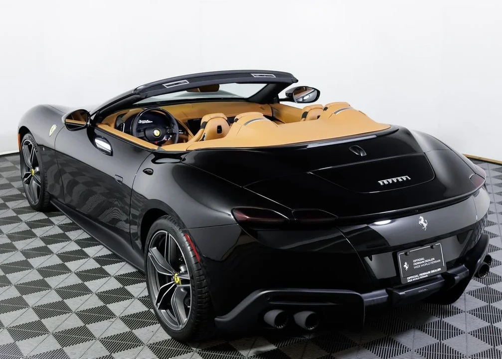 2025 Ferrari Roma Spider - Image 17 of 31