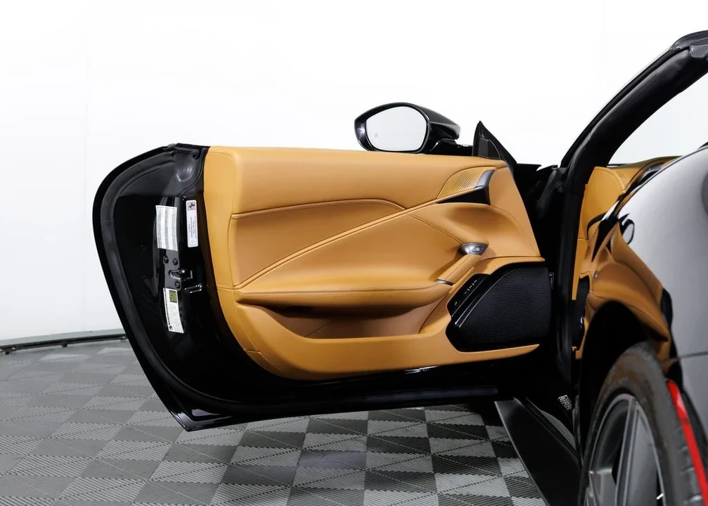 2025 Ferrari Roma Spider - Image 22 of 31