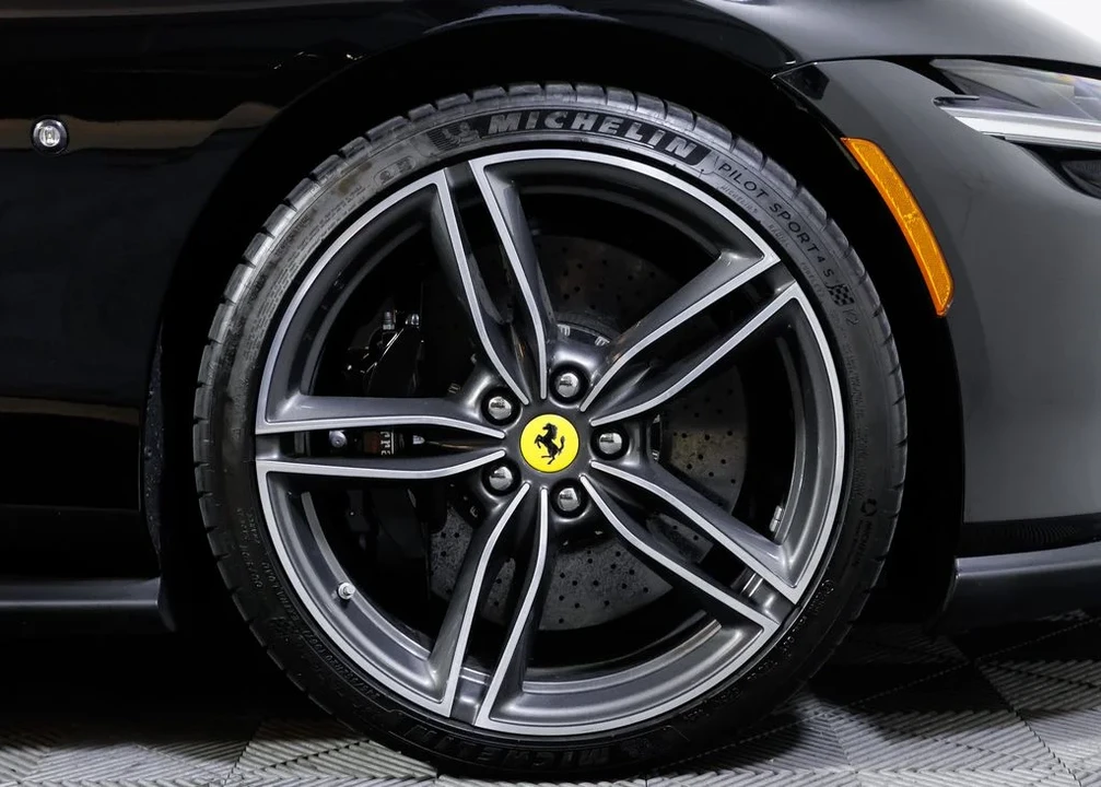 2025 Ferrari Roma Spider - Image 12 of 31