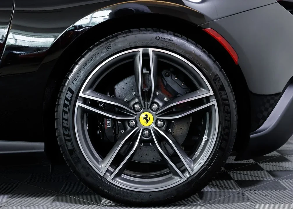 2025 Ferrari Roma Spider - Image 9 of 31