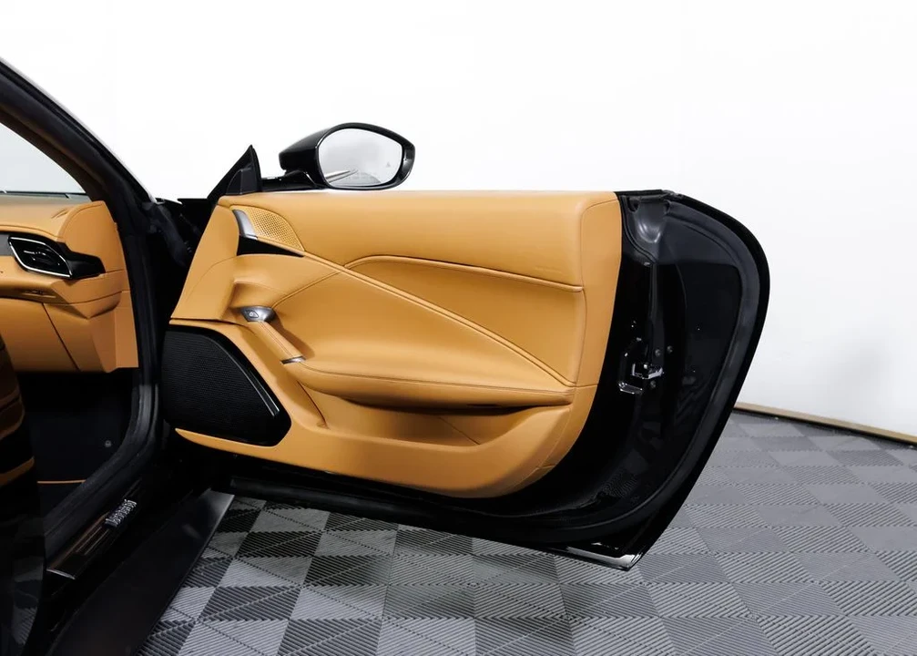 2025 Ferrari Roma Spider - Image 24 of 31