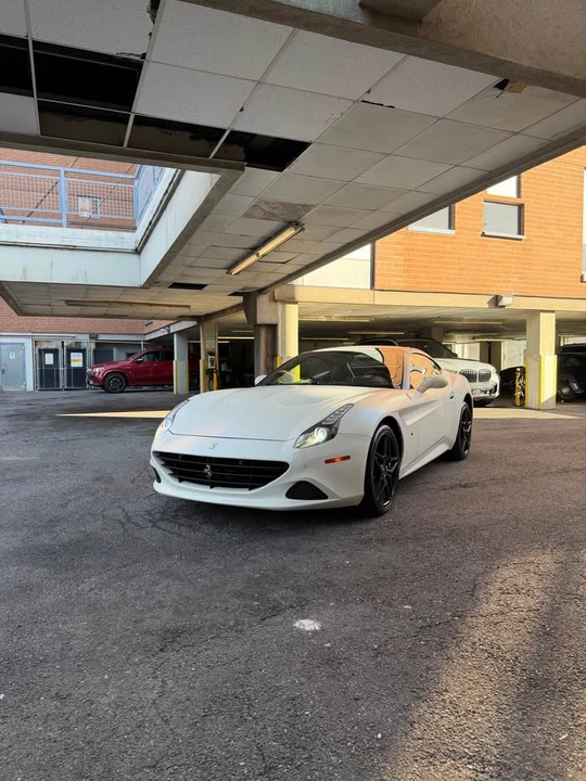 2016 Ferrari California T - Image 5 of 10
