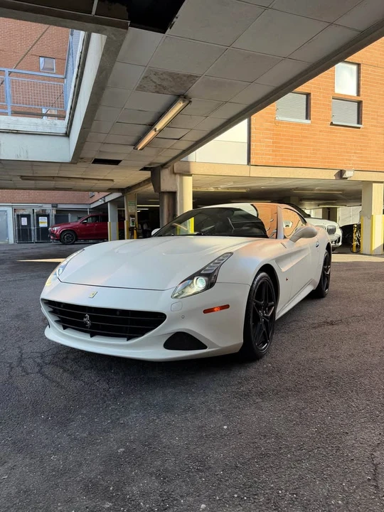 2016 Ferrari California T - Image 6 of 10