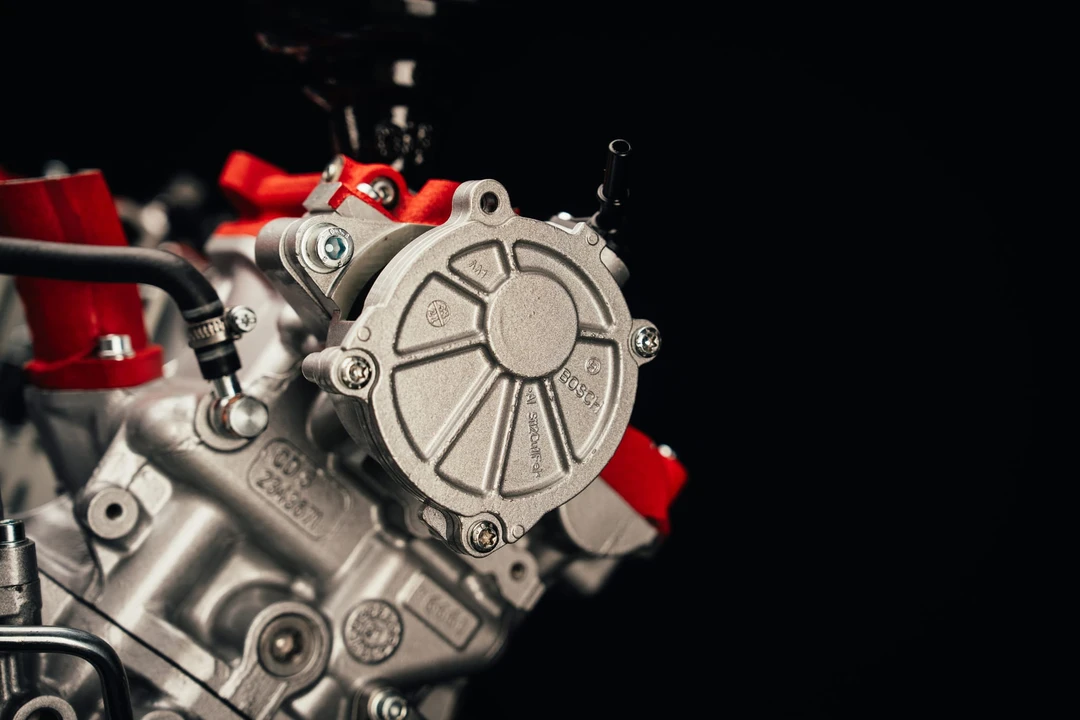 Parts & Memorabilia Engines - Image 24 of 31