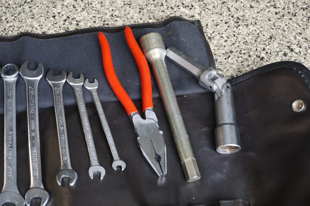 Parts & Memorabilia Tools - Image 11 of 31