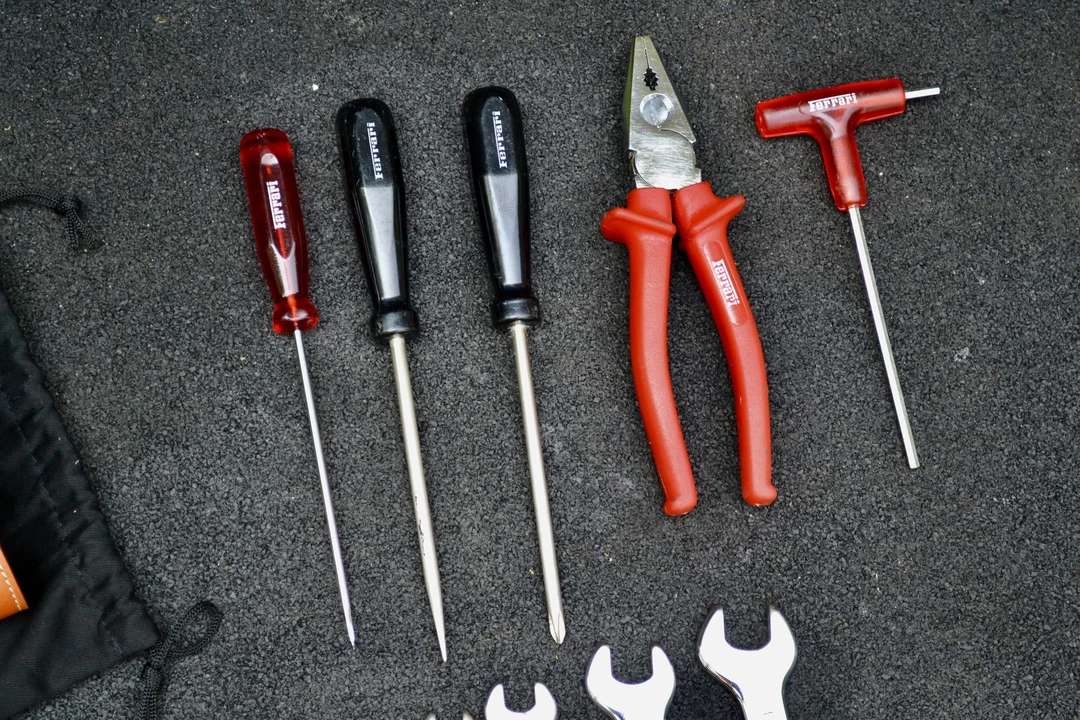 Parts & Memorabilia Tools - Image 3 of 19