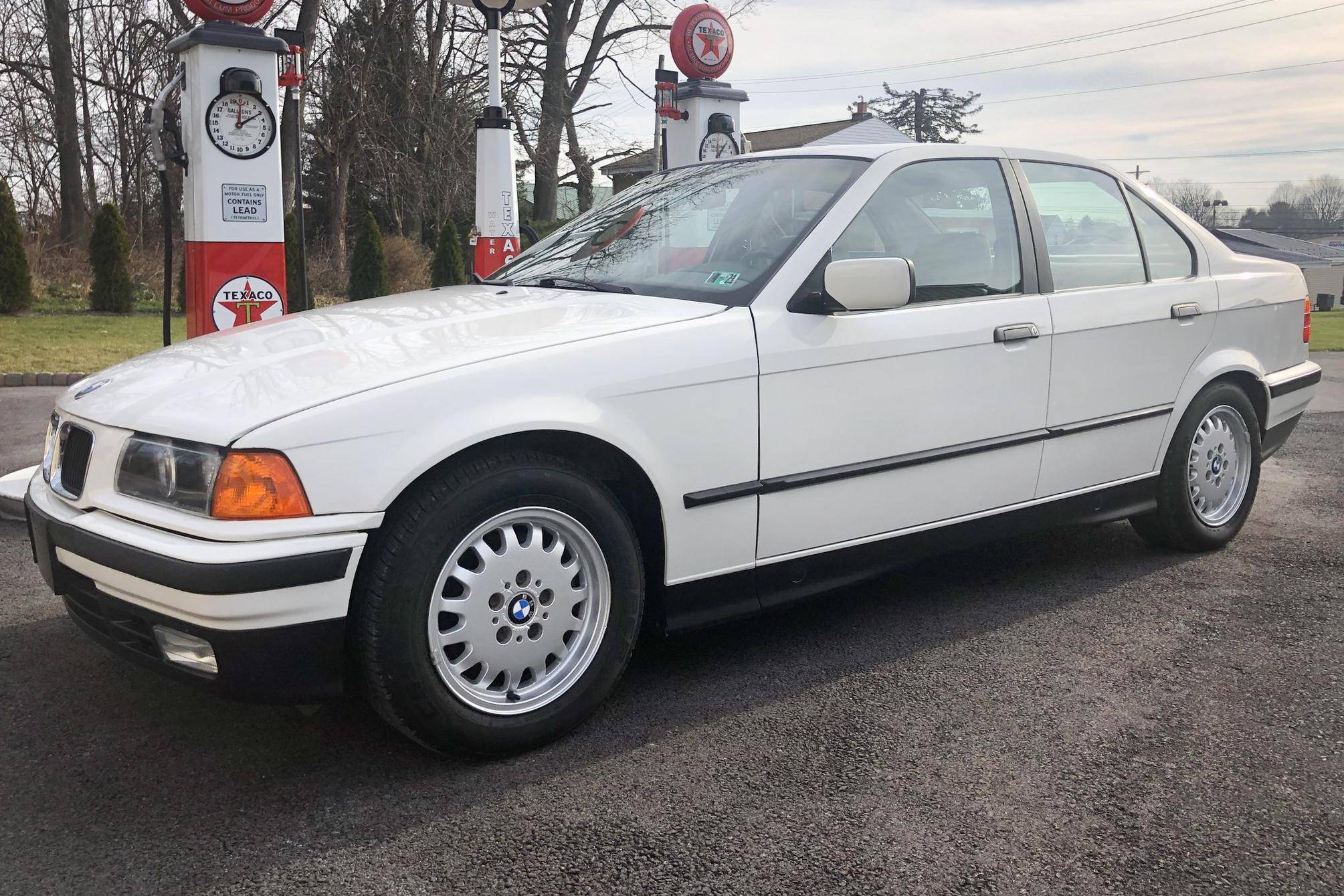 1993 BMW 325i Sedan