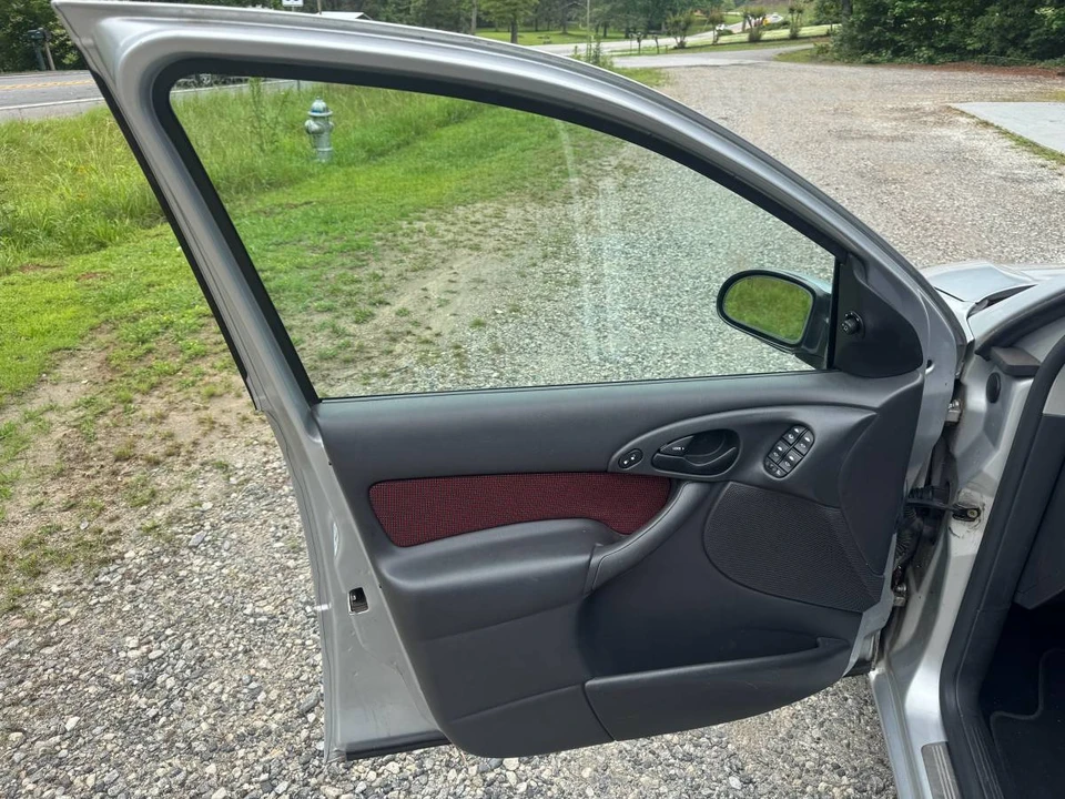 2004 Ford Focus 1st Gen - Image 10 of 14
