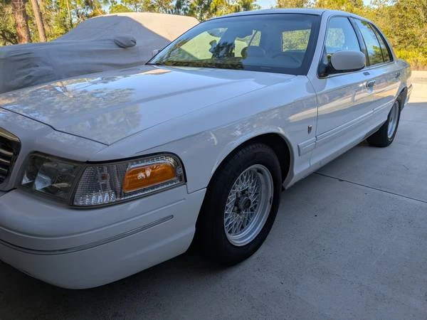 2000 Ford Crown Victoria - Image 2 of 21