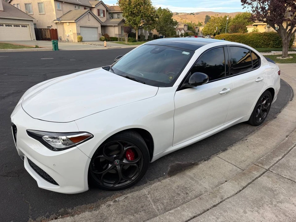 2017 Alfa Romeo Giulia - Image 19 of 23