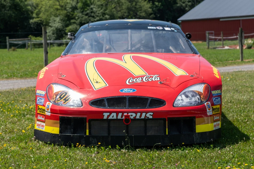 Ford Taurus - Image 3 of 31