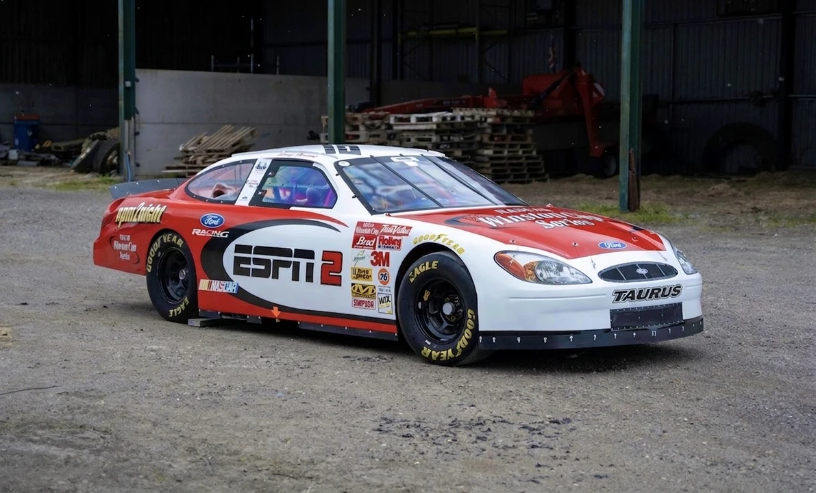 Ford Taurus - Image 3 of 31