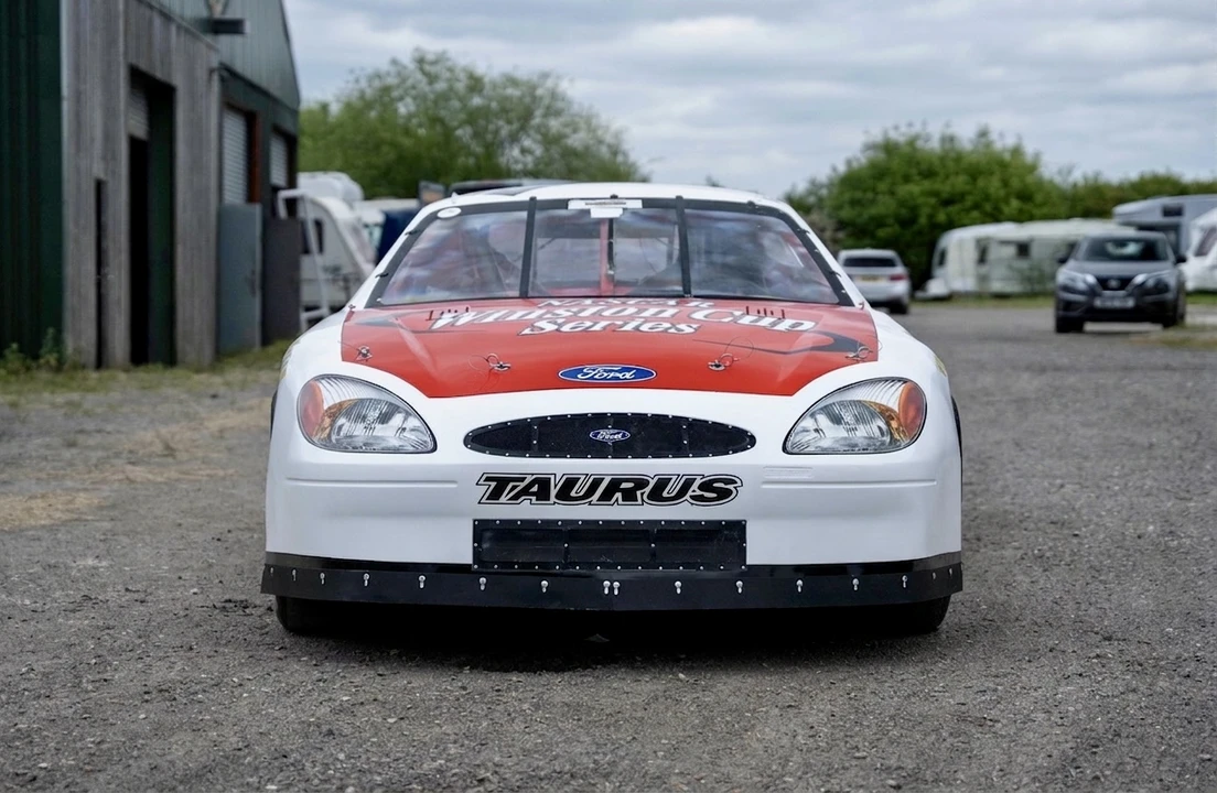 Ford Taurus - Image 4 of 31