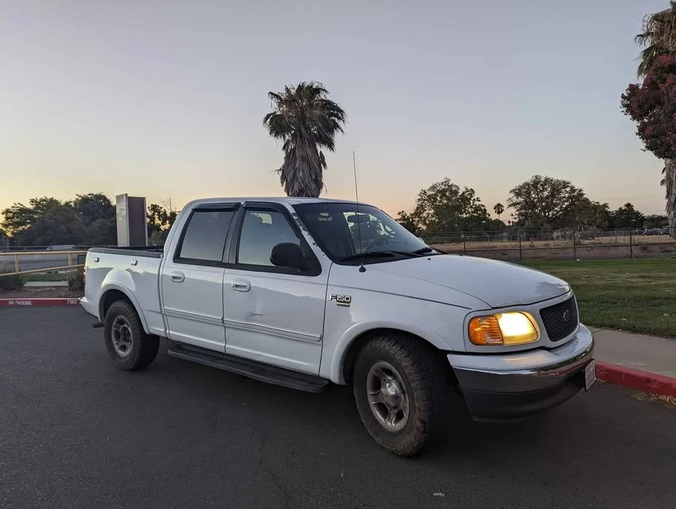 2002 Ford F-150 10th Gen - Image 2 of 10