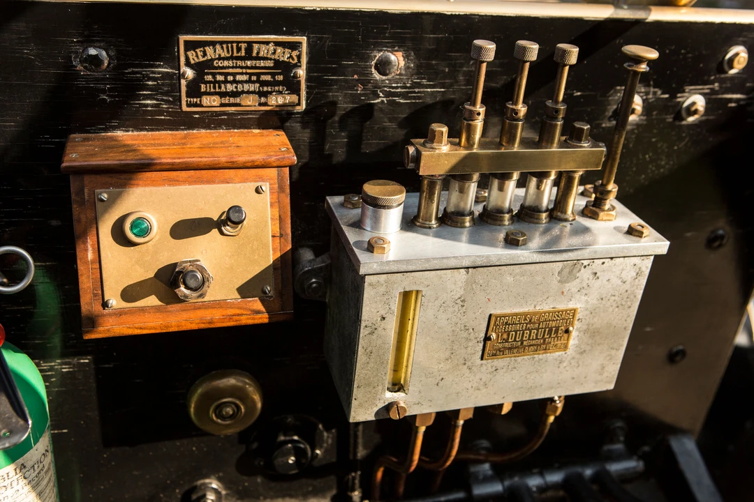 1903 Renault - Image 2 of 31