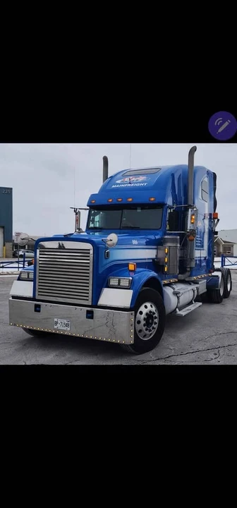 2005 Freightliner - Image 2 of 8