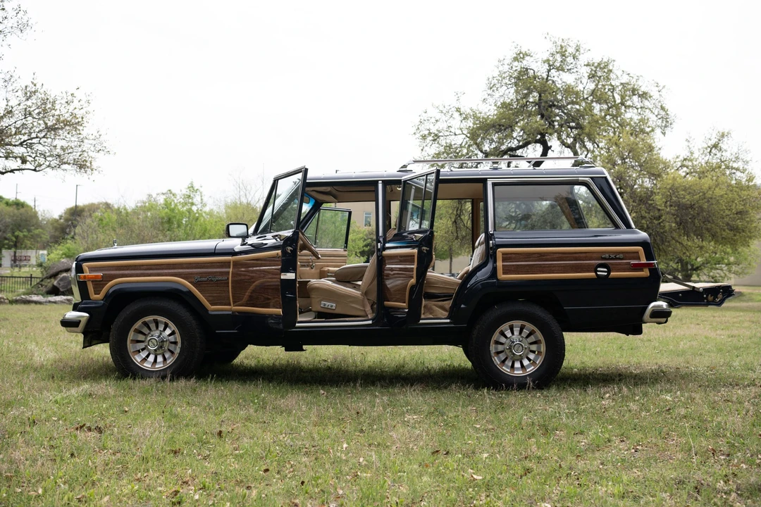 1987 Jeep SJ Grand Wagoneer - Image 19 of 31