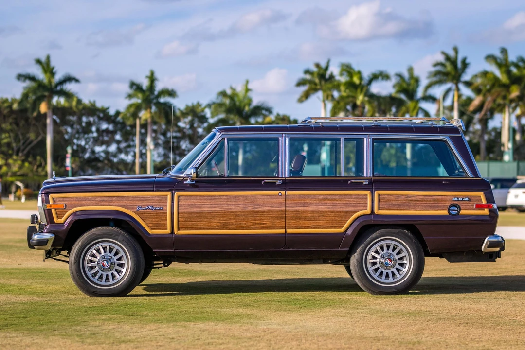 1990 Jeep SJ Grand Wagoneer - Image 13 of 31