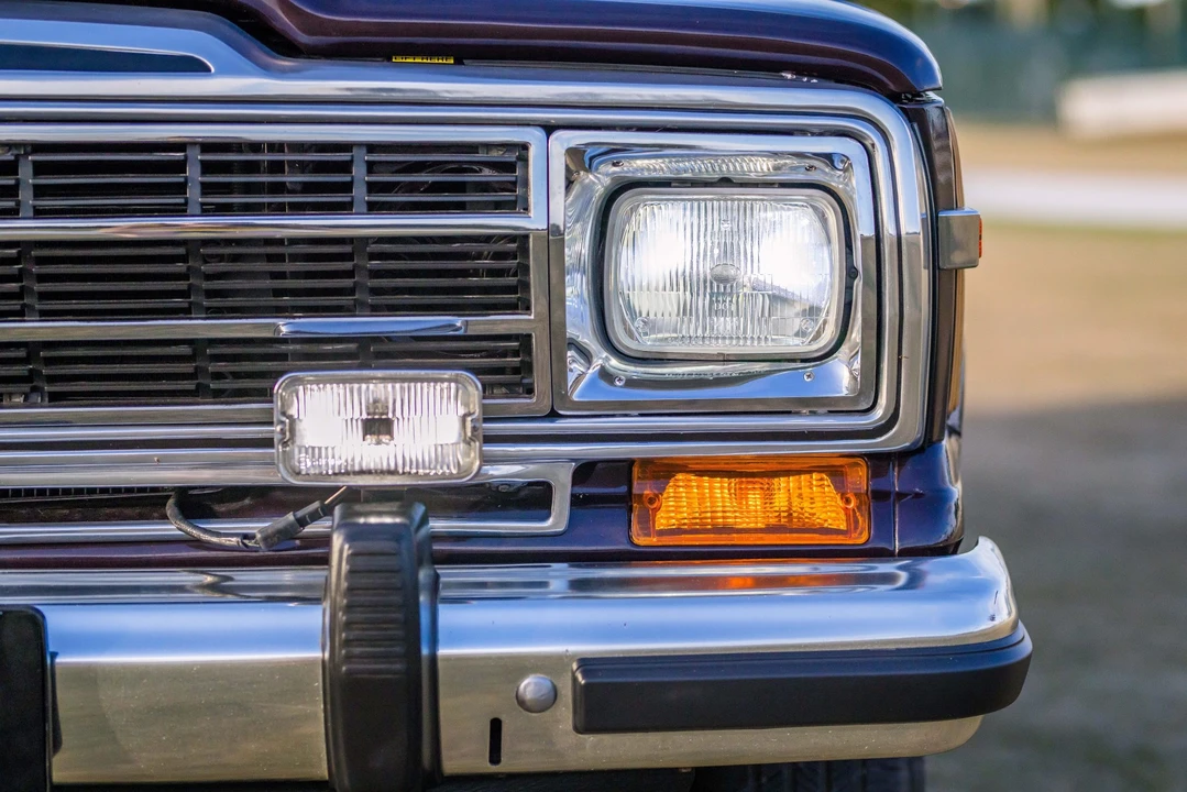 1990 Jeep SJ Grand Wagoneer - Image 18 of 31