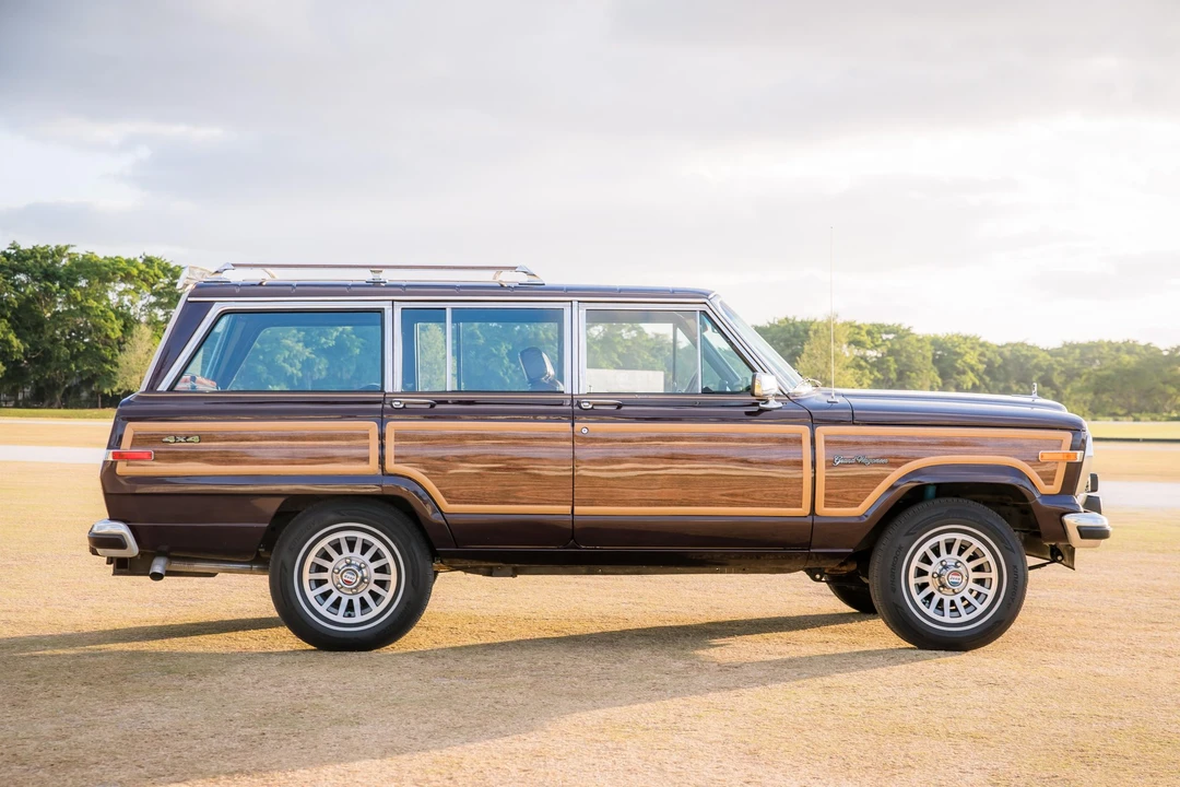 1990 Jeep SJ Grand Wagoneer - Image 4 of 31