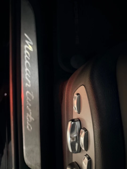 2018 Porsche Macan Turbo - Image 9 of 31
