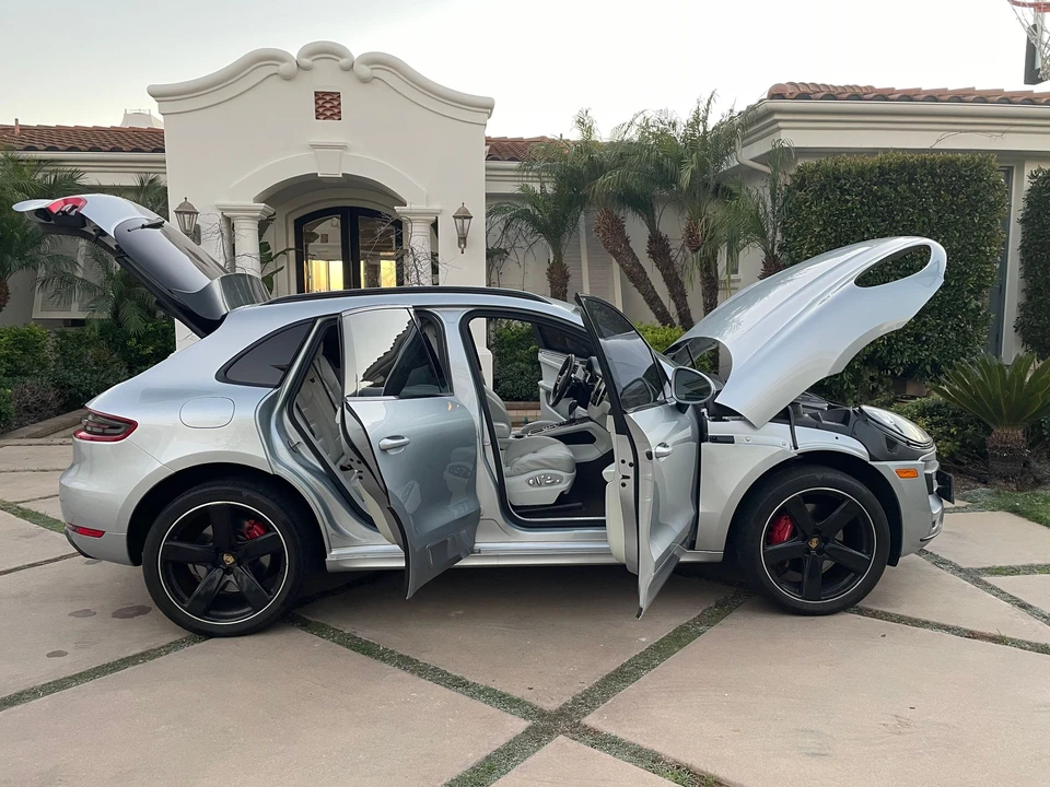 2016 Porsche Macan Turbo - Image 1 of 17