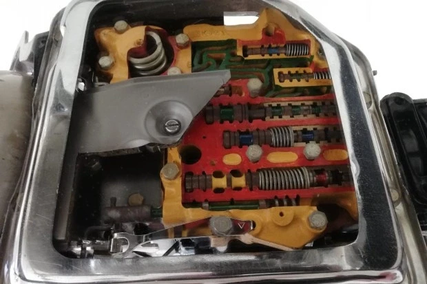 Parts & Memorabilia Gearboxes - Image 3 of 4