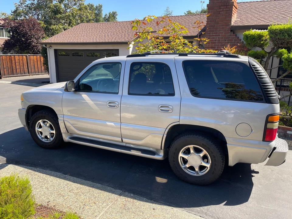 2004 Chevrolet Tahoe 2nd Gen - Image 2 of 3