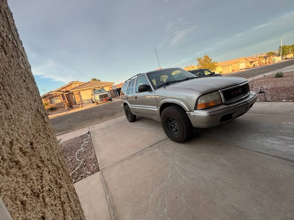 2000 GMC S-15 Jimmy 2nd Gen - Image 2 of 5