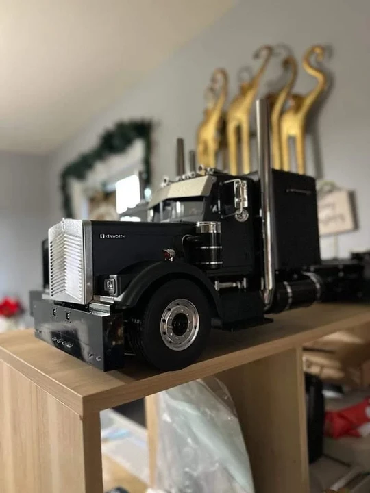 Parts & Memorabilia Scale Models - Image 2 of 3