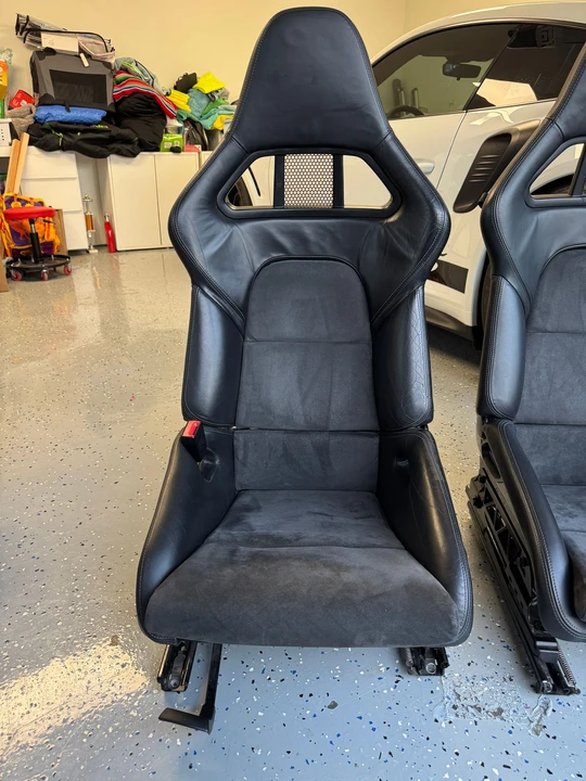2007 Parts & Memorabilia Seats & Interior - Image 2 of 24