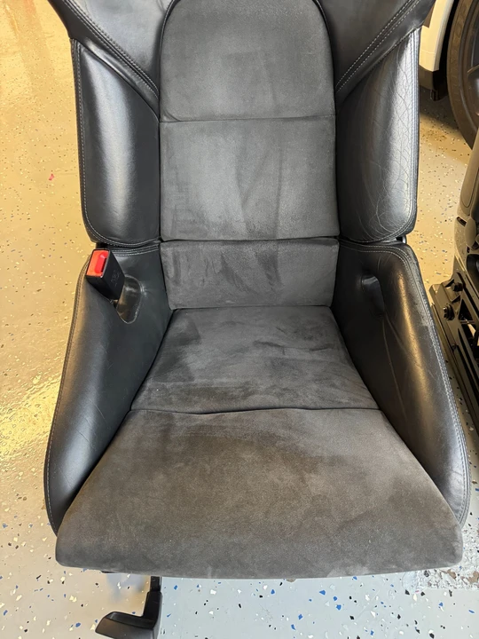 2007 Parts & Memorabilia Seats & Interior - Image 4 of 24