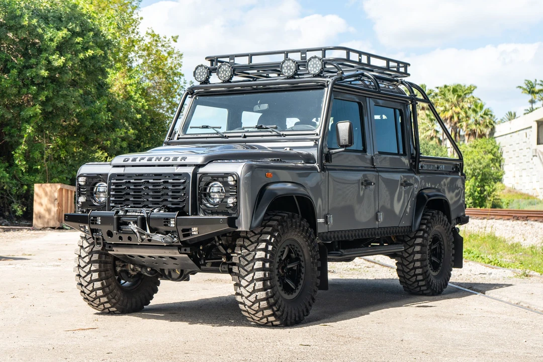 Land Rover Defender 110 - Image 14 of 31