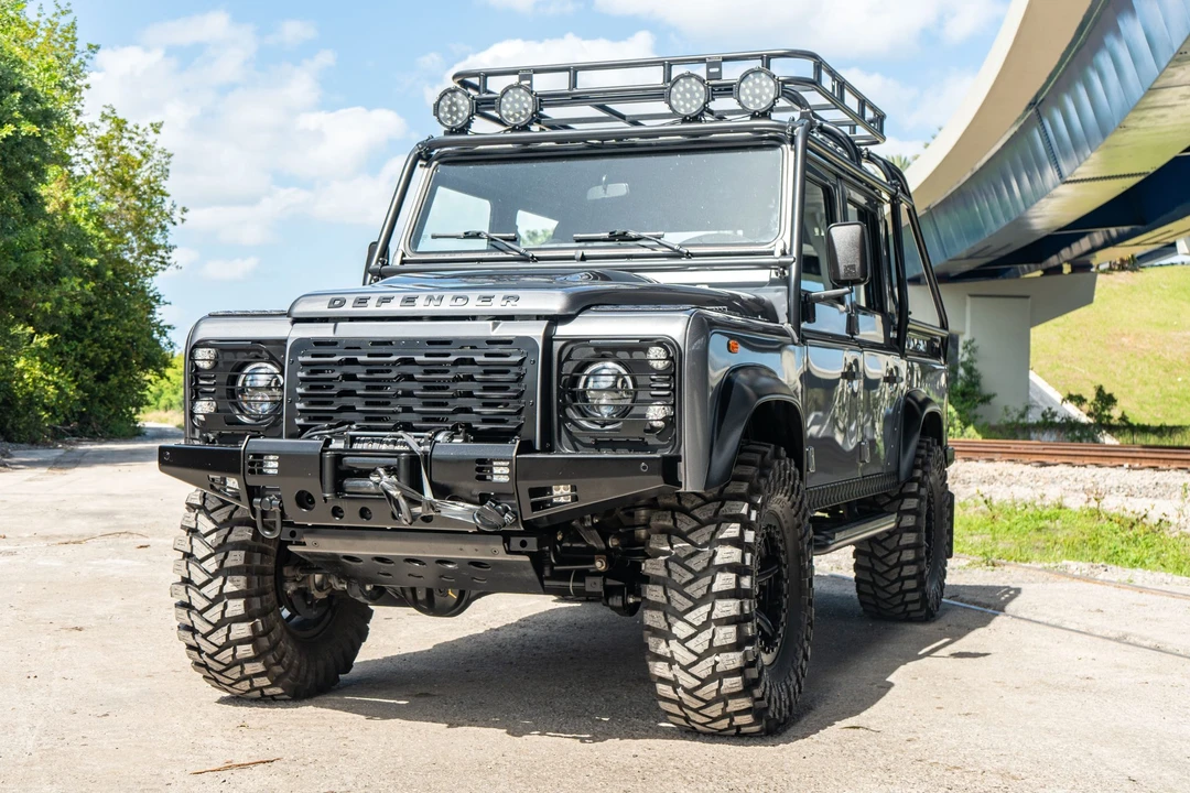 Land Rover Defender 110 - Image 13 of 31
