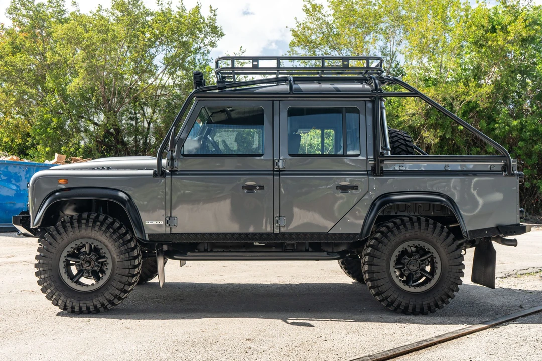 Land Rover Defender 110 - Image 15 of 31