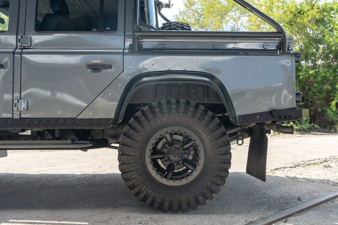 Land Rover Defender 110 - Image 27 of 31