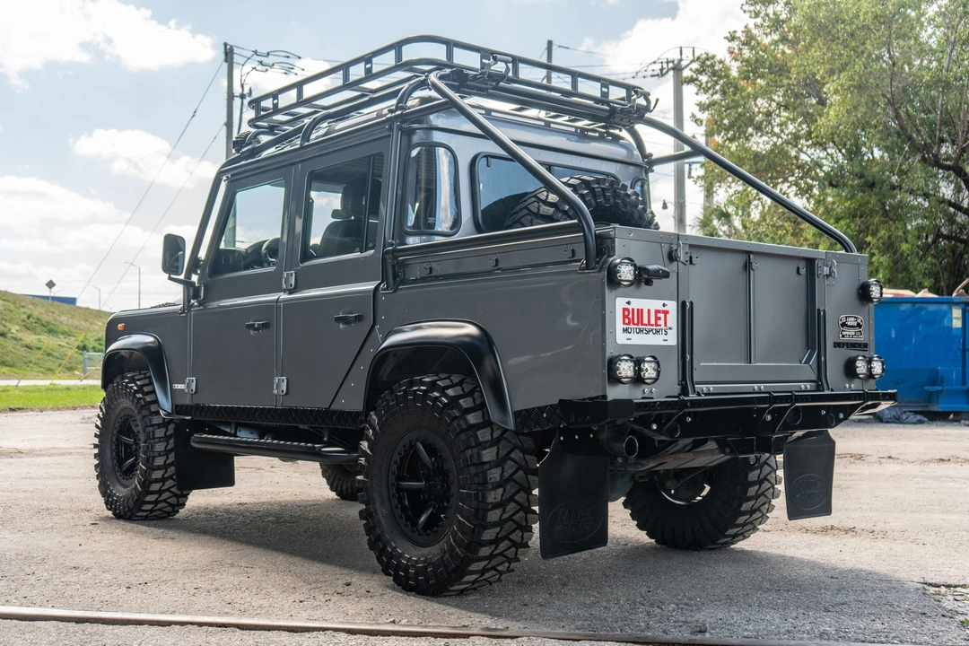 Land Rover Defender 110 - Image 17 of 31