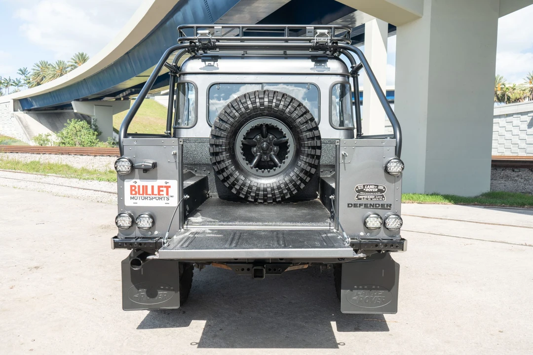 Land Rover Defender 110 - Image 19 of 31