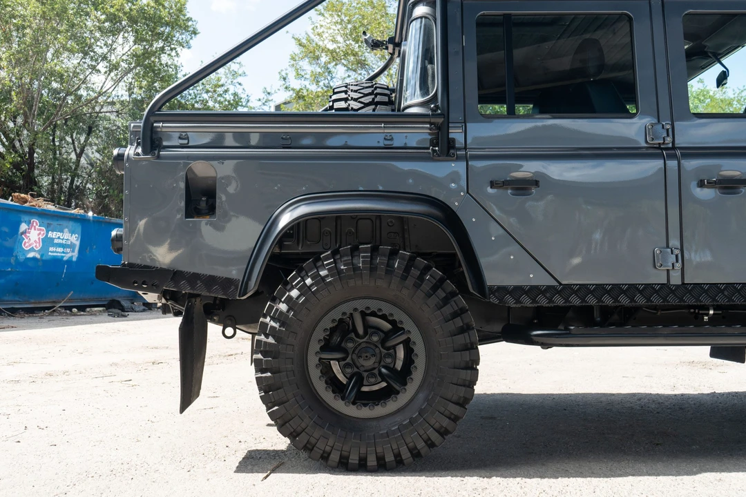 Land Rover Defender 110 - Image 29 of 31