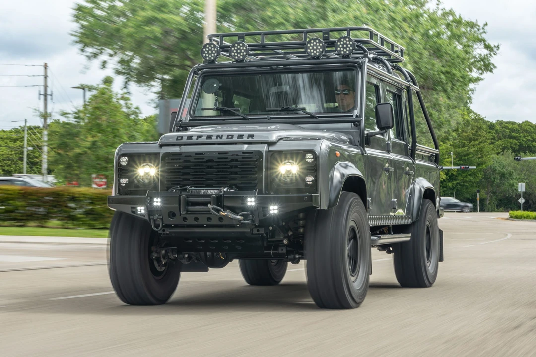 Land Rover Defender 110 - Image 2 of 31